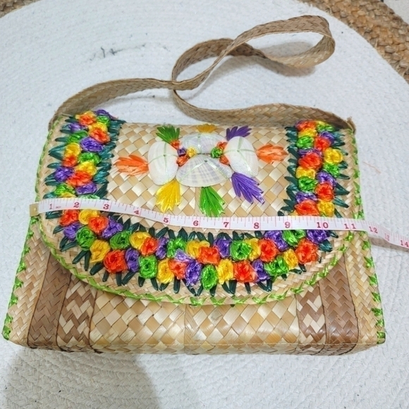 HANDMADE STRAW SHOULDER BAG, REAL SHELLS & EMBROIDERED COLORED STRAW DETAILS - Picture 14 of 16